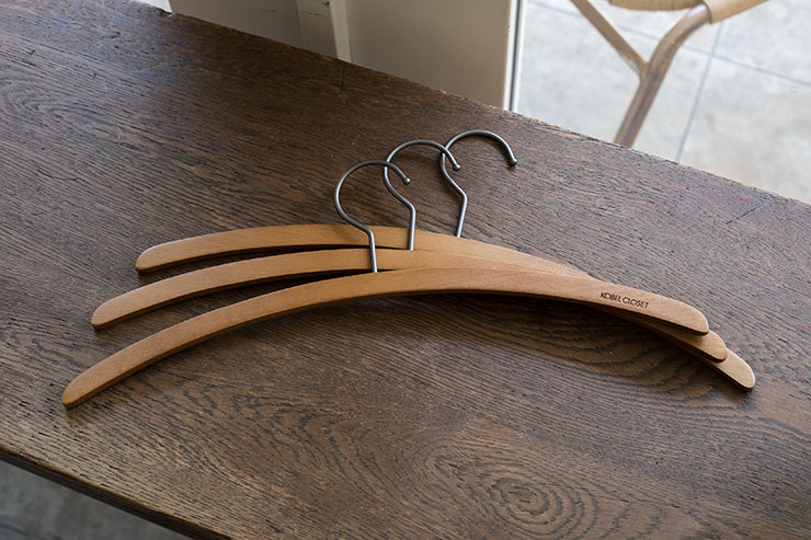 コーベルクローゼット 木製メープルブラウンの弓形ハンガー